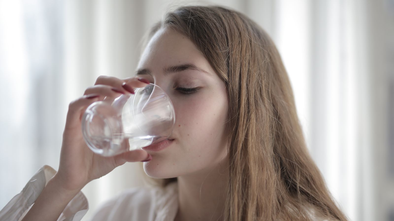 Lee más sobre el artículo Del grifo al vaso: tipos de filtrado de agua doméstico para una hidratación sana y sostenible